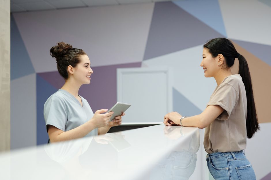 Finding a dentist in Cottonwood AZ: patient booking a first dental appointment